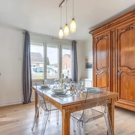Holiday home Maison Confortable, Terrasse Et Jardin A Amiens